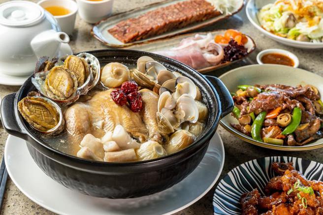 （福容福隆店「福粤楼」以双溪山药入馔推出「福隆山海发财锅」，标榜天然山海味席卷而来。图／福容福隆店提供）