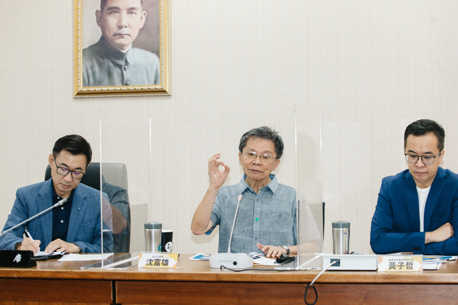 前立委沈富雄（中）。（資料照/郭吉銓攝）