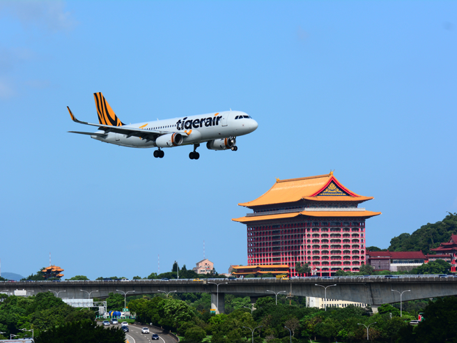 台湾虎航今日上午10时推出指定航线单程1010元起超优惠价格，结果10 点一开卖涌入上万网友开抢，造成购票系统大塞车。（图／示意图，达志影像）