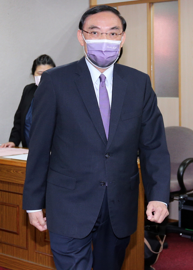 镜电视的申请执照案遭检举疑涉不法，法务部将检举函发交士林地检署侦办。法务部长蔡清祥6日在立法院表示，不管是分「他字案」或「侦字案」，在检察机关都是一样的处理，都是依法在侦查当中，不会有所不同，是依照分案要点来处理的。（黄世麒摄）