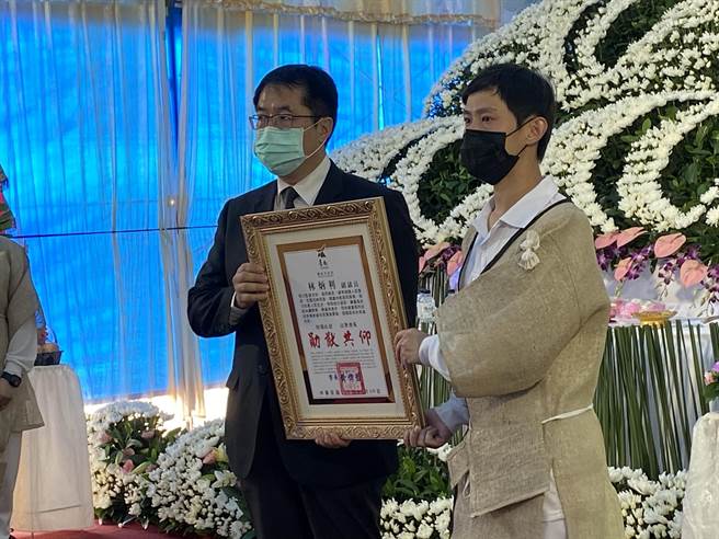 台南市長黃偉哲（左）頒贈卓越市民表揚。（曹婷婷攝）