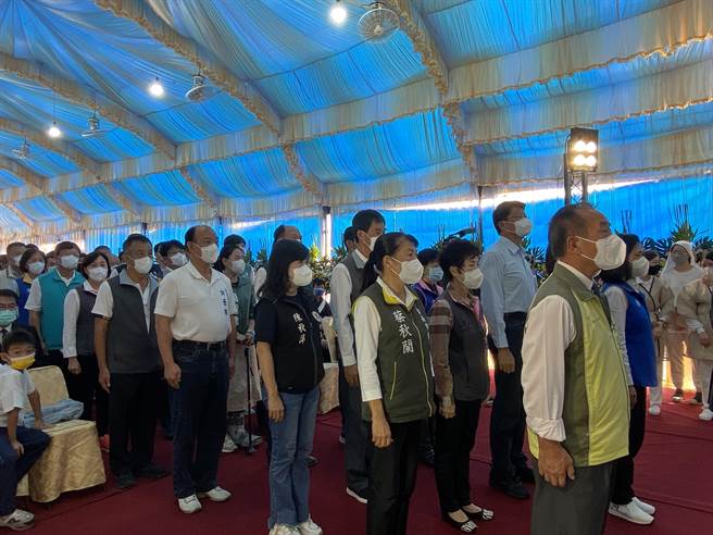 國民黨台南市長參選人謝龍介（第二排右一）及台南市議員送別林炳利最後一程。（曹婷婷攝）