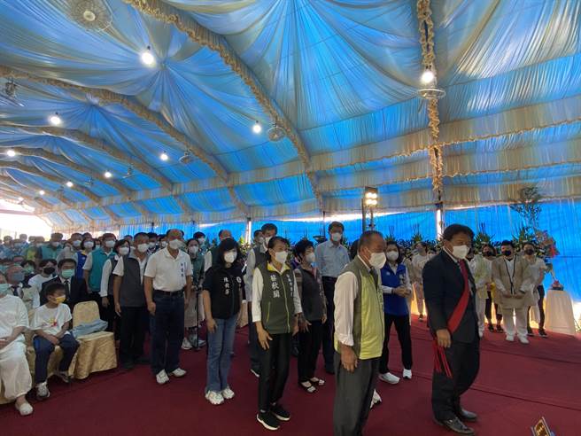 台南市議長郭信良（右前）率台南市議員送別林炳利最後一程。（曹婷婷攝）