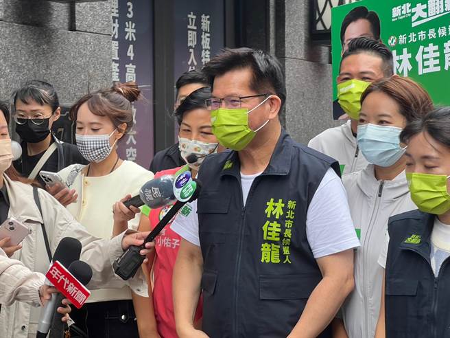 林佳龙说明「UMAJI游买集」APP还在修正中。（王扬杰摄）