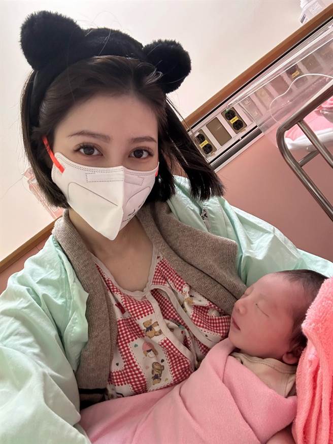 潘逸安老婆Vivian和「小糯米」合照。（艾迪升传播提供）