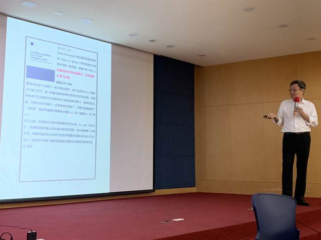 前国安会秘书长苏起统整56条针对美国「力不足保台」的研究，其中绝大部分来自美国国防部、 国会、前任高阶官员、及重要智库。（杨孟立摄）