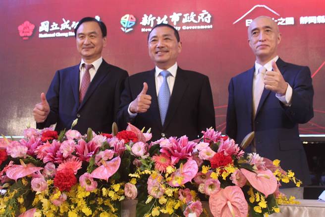 新北市政府与成功大学签署「土砂灾害防治合作备忘录」，左起为成功大学副校长苏芳庆、新北市长侯友宜、静冈县在台办事处长宫崎悌三作。（陈慰慈摄）