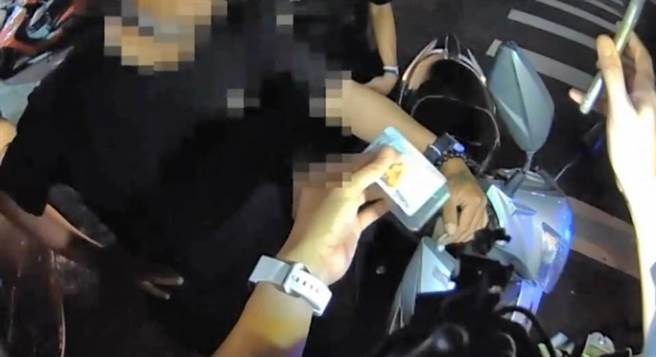 赵男称口袋里的是「安眠药」，员警立刻拿出手机查询三级毒品「一粒眠」的照片给赵男看，当场戳破赵男谎言。（高市凤山分局提供／杨舒婷高雄传真）