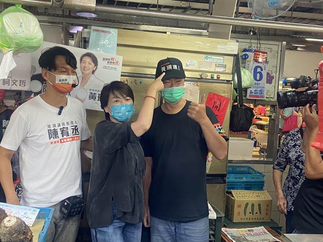 無黨籍台北市長參選人黃珊珊今上午走訪西湖市場。（陳薏云攝）