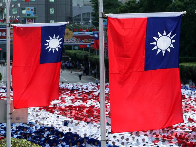 下周一是国庆日，总统府循例将于府前办中华民国国庆大典。前总统马英九上午提出两呼吁：请蔡总统在大典上厘清两岸「互不承认主权，互不否认治权」，绝非两个国家；不要再以「Taiwan National Day」（台湾国庆日）作国庆英文名称。（截自马英九脸书）