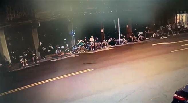 彰化火车站前「学生等候公车」挤在骑楼席地而坐，灰暗灯光下，背景是荒废閒置骑楼和满爆的机车，掀起热议。（钟芮妤提供／吴敏菁彰化传真）