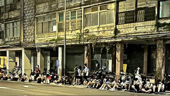 彰化火车站前「学生等候公车」挤在骑楼席地而坐，灰暗灯光下，背景是荒废閒置骑楼和满爆的机车，掀起热议。（钟芮妤提供／吴敏菁彰化传真）