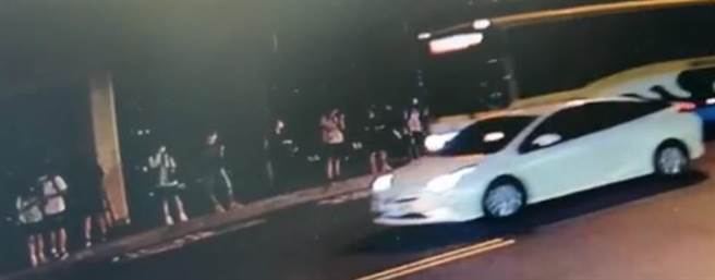 彰化火车站前「学生等候公车」挤在骑楼席地而坐，灰暗灯光下，背景是荒废閒置骑楼和满爆的机车，掀起热议。（钟芮妤提供／吴敏菁彰化传真）