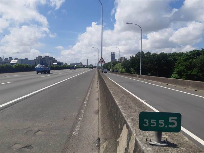 國道警方表示，此件違規是經雷達測速儀器照相採證，於8月20日凌晨3時47分，在國道1號南向356.1公里處，測得該車輛行速192公里／小時，該路段速限為110公里／小時，超速82公里／小時，逾該路段最高速限，違規行為屬實，無誤拍他車之情事。(國道警方提供／林雅惠傳真)