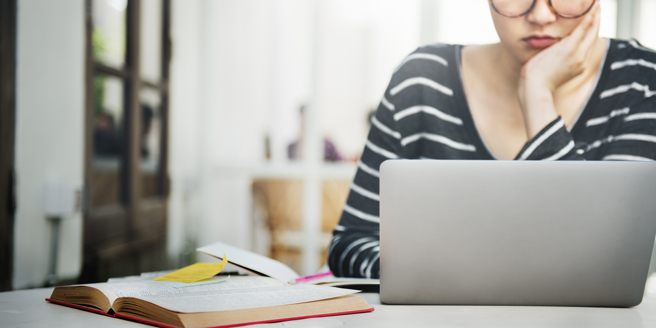 一名31岁的女网友表示，近日回到南部老家找了月薪3万2的工作，她对自己的收入感到自卑。（图／示意图，达志影像）