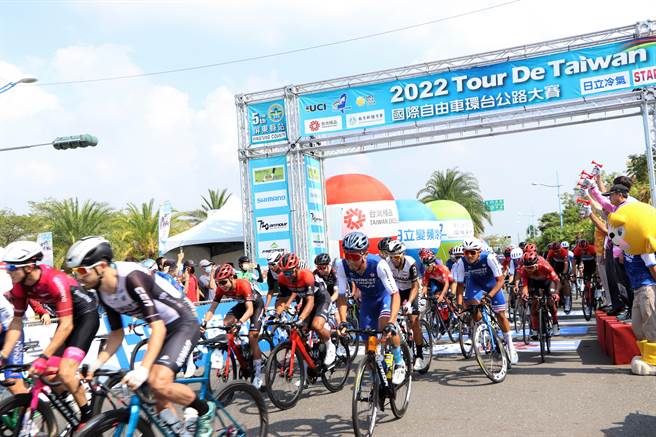 2022国际自由车环台公路大赛屏东站6日上午登场，来自26国的120多位国际好手在大鹏湾绕行12圈拚胜负。（谢佳潾摄）
