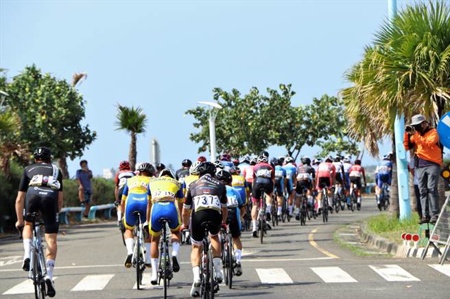 2022国际自由车环台公路大赛屏东站6日上午登场，来自26国的120多位国际好手在大鹏湾绕行12圈拚胜负。（谢佳潾摄）