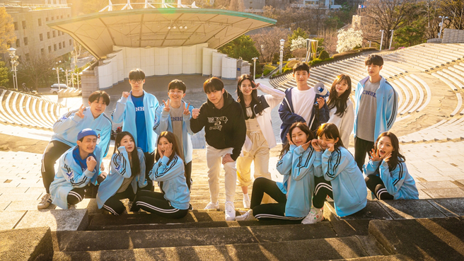 由裴仁爀领军，用火热的心展现沁凉青春的啦啦队员们。（图／龙华电视提供）