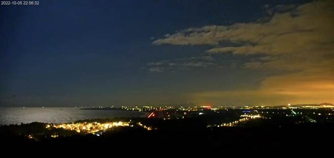 「134高地」的即时影像取景视野角度广，金门南湾日夜美景24小时不间断向世界放送，极美夜景随点随看(于家麒翻摄)