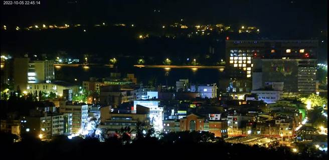 「134高地」镜头取景东起北太武山、西至琼林出海口，约四分之三个金门景致尽收眼底，连山外市区街景都可一览无遗(于家麒翻摄)