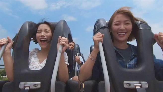  蔡瑞雪（左）玩云霄飞车不断尖叫喊救命。（中视提供）