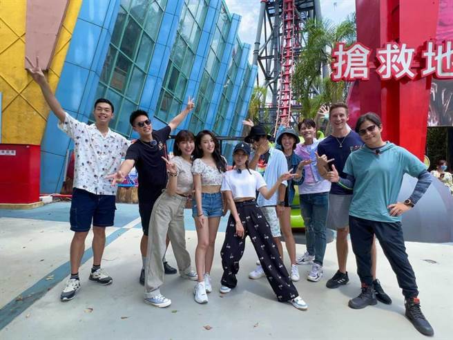 陈大天（左起）、许孟哲、峮峮、蔡瑞雪、蔡黄汝、许孟哲、李懿、周定纬马丁、孙协志上《飢饿游戏》玩游戏闯关。（中视提供）