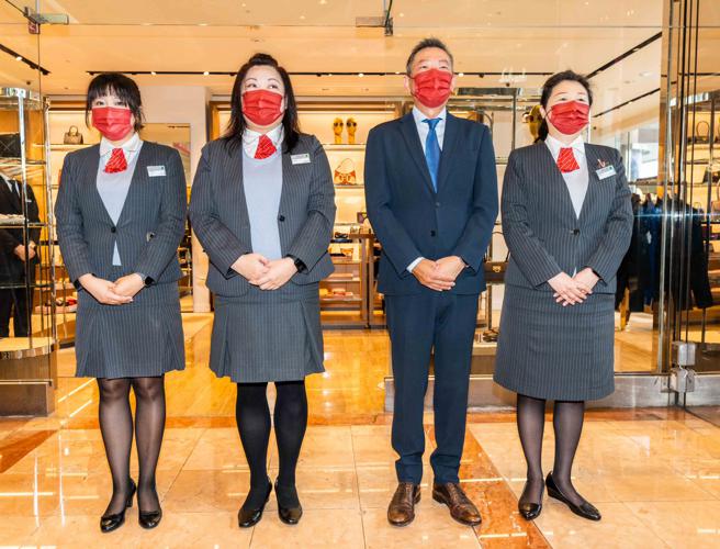 新光三越吴昕阳（右2）首次于周年庆站台迎宾，表达长期以来的感谢。（石智中摄）