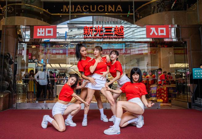 新光三越台北南西店周庆今（6日）登场，业者热闹迎宾。（石智中摄）