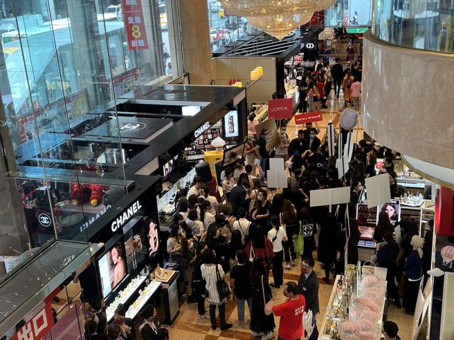 新光三越南西店周庆登场，厂商预备迎宾。（吴奕萱摄）