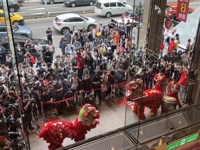 新光三越南西店周庆登场，厂商预备迎宾。（吴奕萱摄）