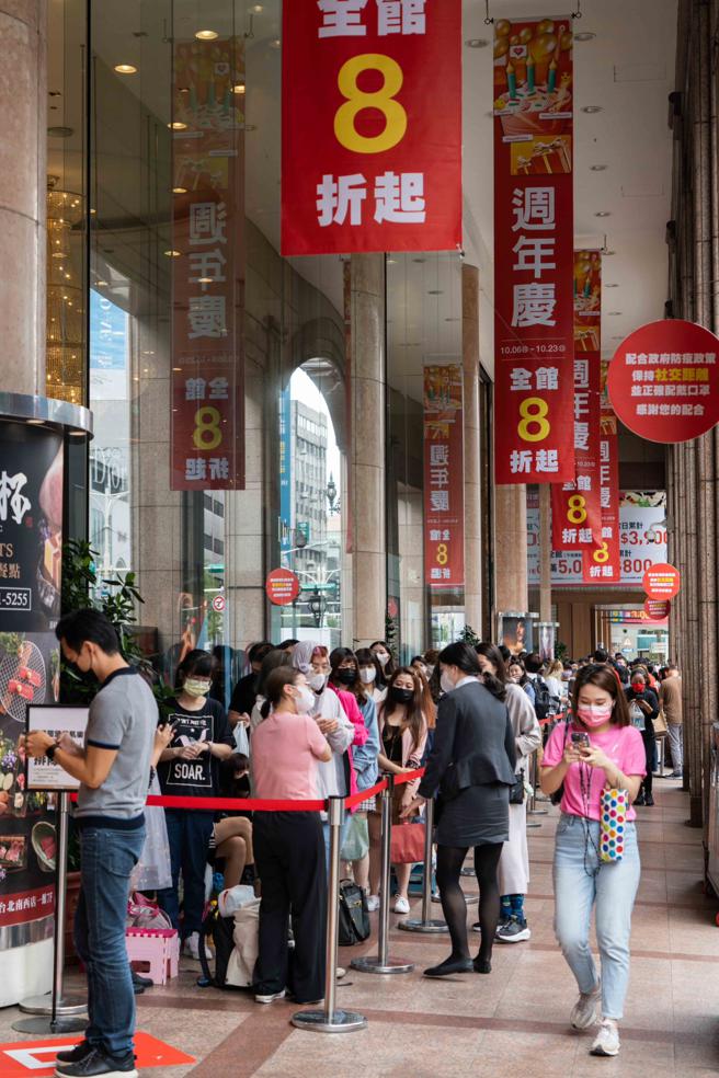 新光三越台北南西店今（6日）周庆首日出现大量排队人潮。（石智中摄）