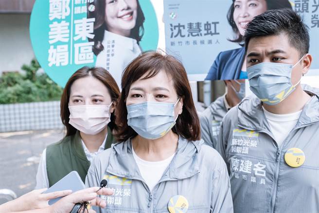 近日資策會爭議再起，高虹安反擊是政治力介入，民進黨新竹市長參選人沈慧虹（中）6日呼籲高虹安面對問題說清楚，她也認為資策會和高虹安之間，大家都會選擇相信資策會。（王惠慧攝）