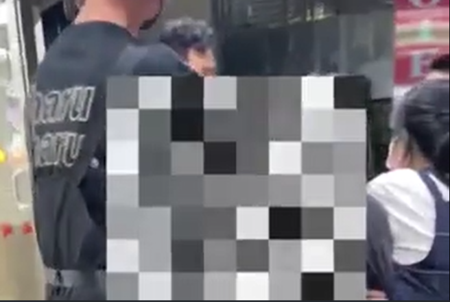 辅仁大学旁一名怪男当街「随机掳女」，受害正妹尖叫喊救命，眾人联手顺利抢回人。(翻摄自DCARD辅仁大学版」