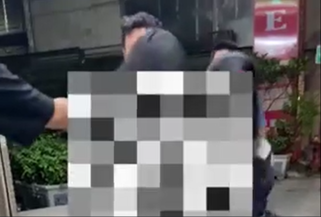 辅仁大学旁一名怪男当街「随机掳女」，受害正妹尖叫喊救命，眾人联手顺利抢回人。(翻摄自DCARD辅仁大学版」