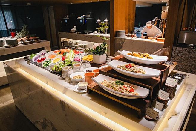 （慕轩饭店有不同尾牙春酒专案可以选择，其中「GUSTOSO」自助餐台提供新鲜沙拉水果、冷热前菜、汤品、现烤Pizza、手工甜点及进口冰淇淋等丰盛料理。图／慕轩饭店）