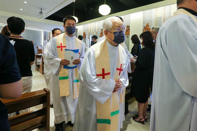 在开幕祈福礼中，辅祭们举扬着十字架、手持着礼书，随后十来位共祭神父们、振声董事长刘献堂主教和主礼黄敏正神父缓缓步入圣堂。（陈麒全摄）