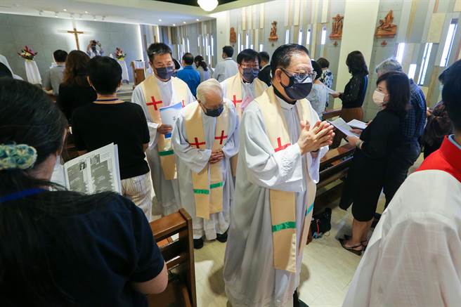 在开幕祈福礼中，辅祭们举扬着十字架、手持着礼书，随后十来位共祭神父们、振声董事长刘献堂主教和主礼黄敏正神父缓缓步入圣堂。（陈麒全摄）