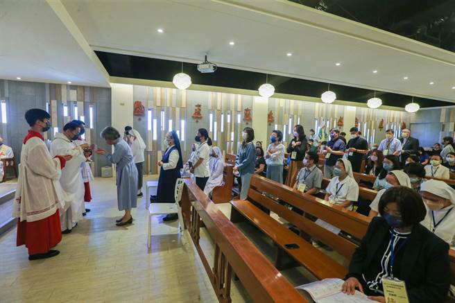 「2022天主教学校经营领导研习营」于10月6、7日两日在天主教振声高中举办，全国北中南东共46所天主教学校的董事长和校长们，齐聚于振声圣堂内，以庄严隆重的弥撒为研习营展开序幕。（陈麒全摄）