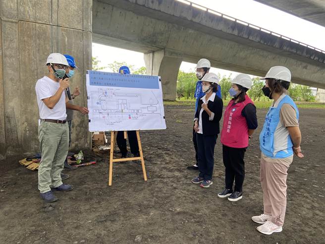宜兰县政府交通处长王明辉（左）为「国道5号高架桥下机车考照练习场新建工程」做简报中。（吴佩蓉摄）