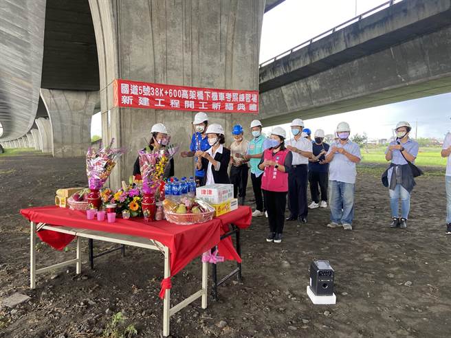 国道5号38K＋600高架桥下空间，设置县内首座机车考照练习场，于今（6日）办理开工祈福仪式。（吴佩蓉摄）