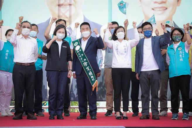 游盈隆指選舉民進黨選情陷泥淖  榮華富貴日子過慣  戰貓變成肥貓。摘自蔡英文臉書