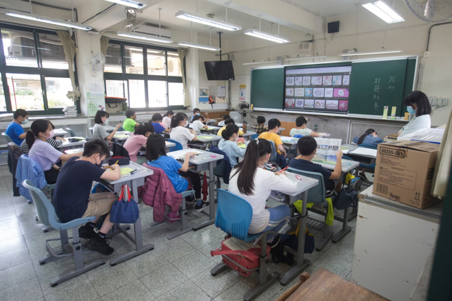 教育部今宣布10月13日起起調整全國各級學校校園防疫措施。（圖／示意圖，記者杜宜諳攝影）