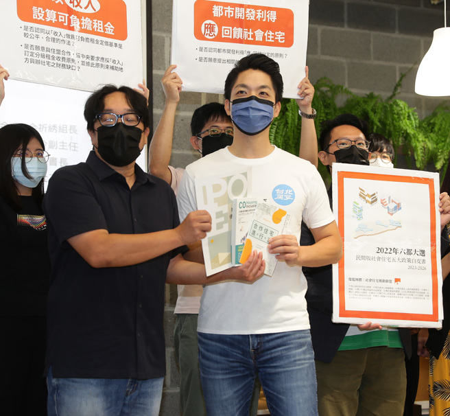国民党台北市长参选人蒋万安（中）6日拜会 社会住宅推动联盟，并且在社会福利推动联盟秘书处OURS都市改革组织秘书长彭扬凯（左）的陪同下公布其社会住宅的政策。（季志翔摄）