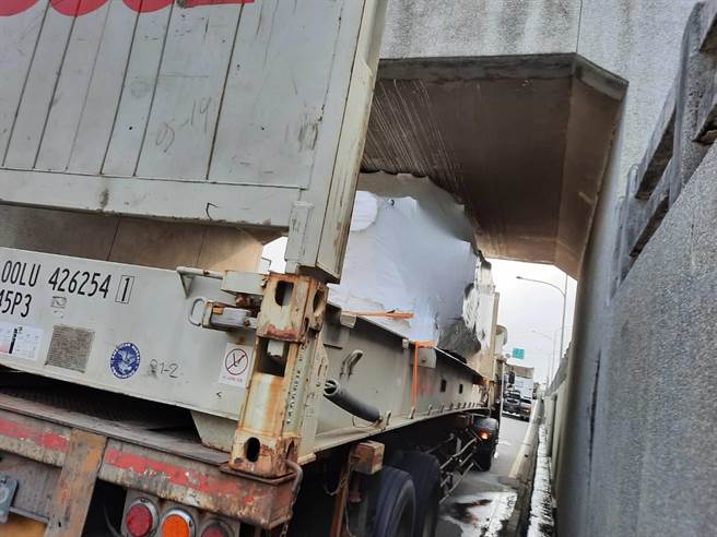 拖板車貨物過高結果卡在涵洞中。（翻攝照片／李京昇苗栗傳真）