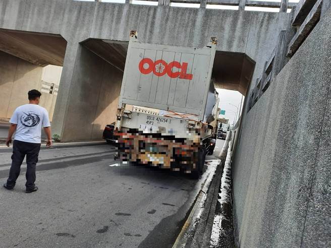 拖板車駕駛整整卡了4個多小時才脫困。（翻攝照片／李京昇苗栗傳真）