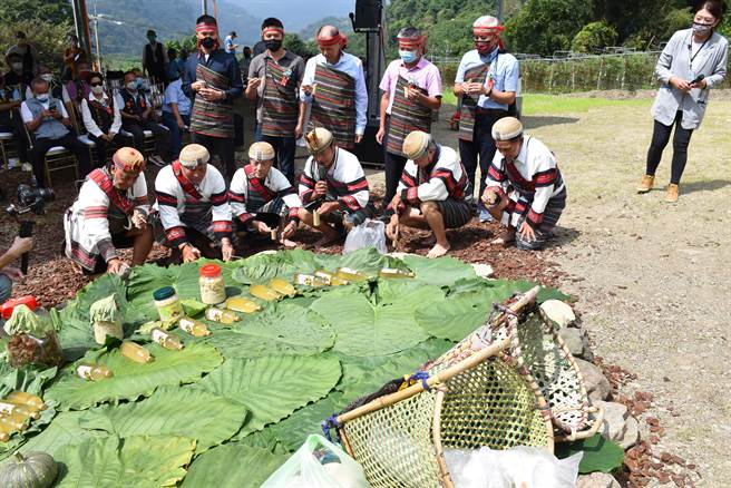 泰安乡新建五星级饭店「汶水汤元」开工典礼，泰雅族头目会议成员全体到场祭祀祖灵并替新饭店祈福。（谢明俊摄）