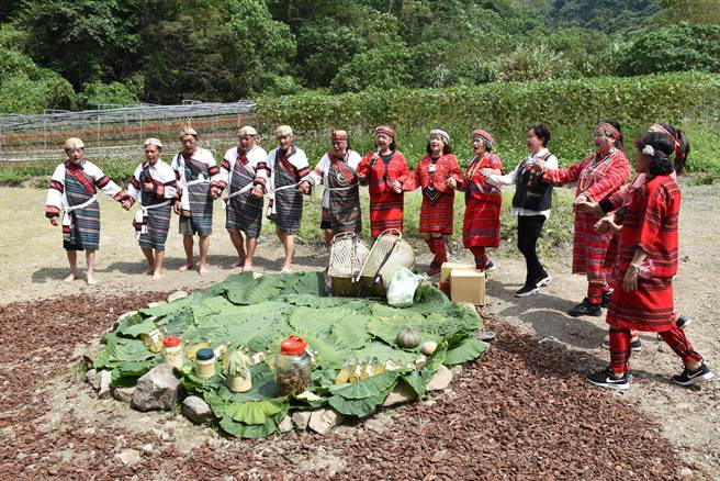 泰安乡新建五星级饭店「汶水汤元」开工典礼，泰雅族头目会议成员全体到场吟唱替新饭店祈福。（谢明俊摄）