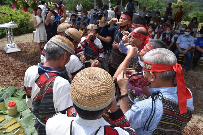 泰安乡新建五星级饭店「汶水汤元」开工典礼，泰雅族头目会议成员全体到场祈福并与业主共饮小米酒。（谢明俊摄）