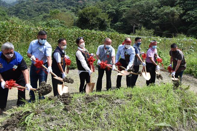 泰安乡新建五星级饭店「汶水汤元」开工典礼，苗栗县长徐耀昌受邀参加动土典礼。（谢明俊摄）