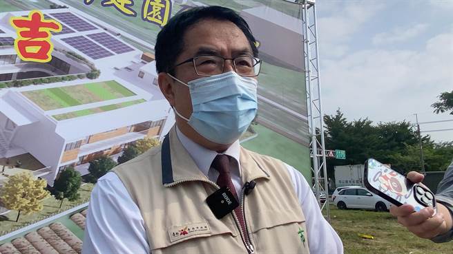 寻求连任的台南市长黄伟哲打政绩牌，竞办对于谢龙介猛攻市政，定调不随之起舞。(曹婷婷摄)